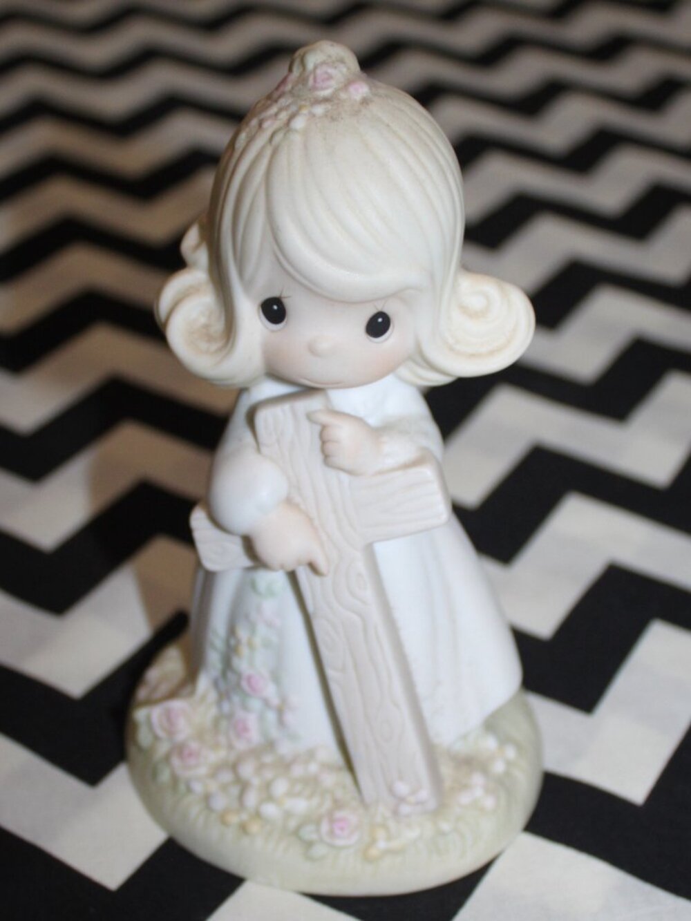 Precious Moments Figurine - I Believe in the Old Rugged Cross